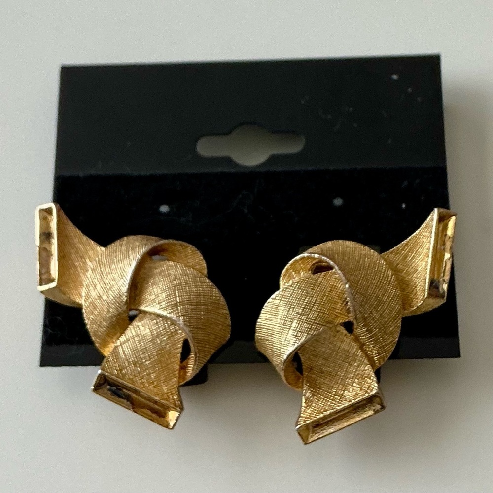 VTG Linser Gold Tone Old Money Statement Earrings Retro Elegant Avant Garde